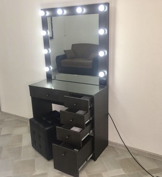 Гримерный столик с зеркалом и подсветкой, ящики справа черный
