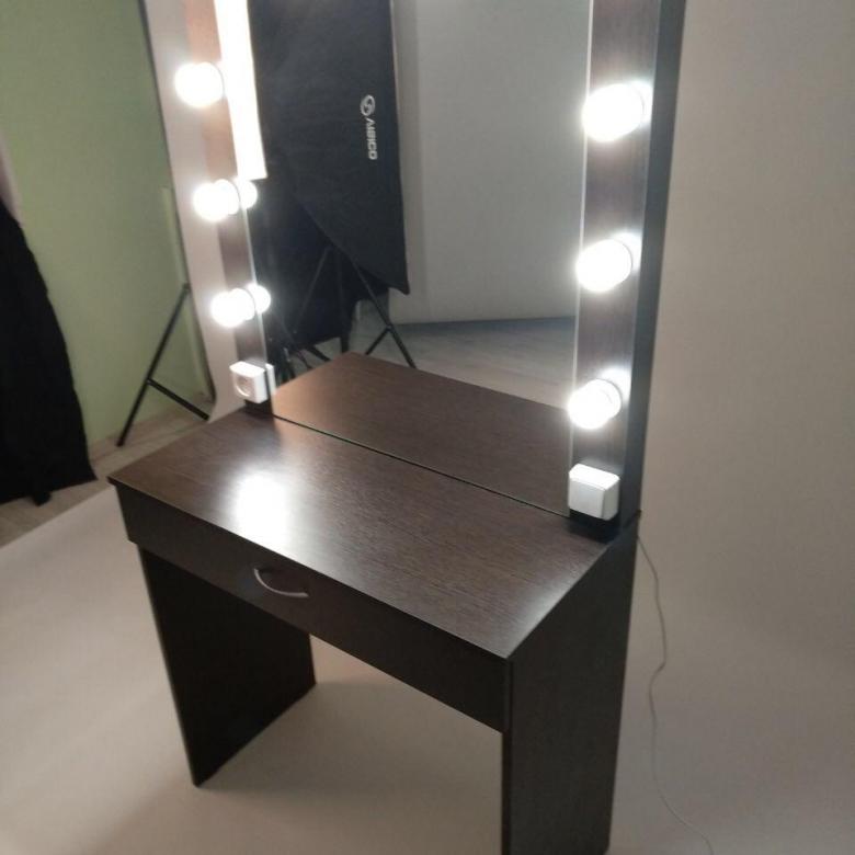Столик зеркало с лампочками. Стол гримерный с зеркалом и подсветкой. Туалетный столик с зеркалом. Туалетный столик с зеркалом и подсветкой. Столик для макияжа с зеркалом с подсветкой.