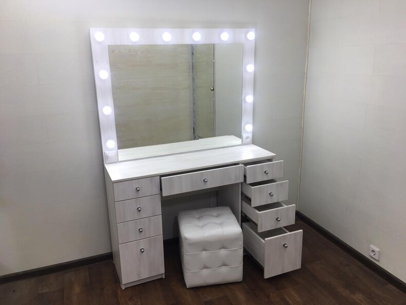 Туалетный столик с зеркалом и подсветкой белый